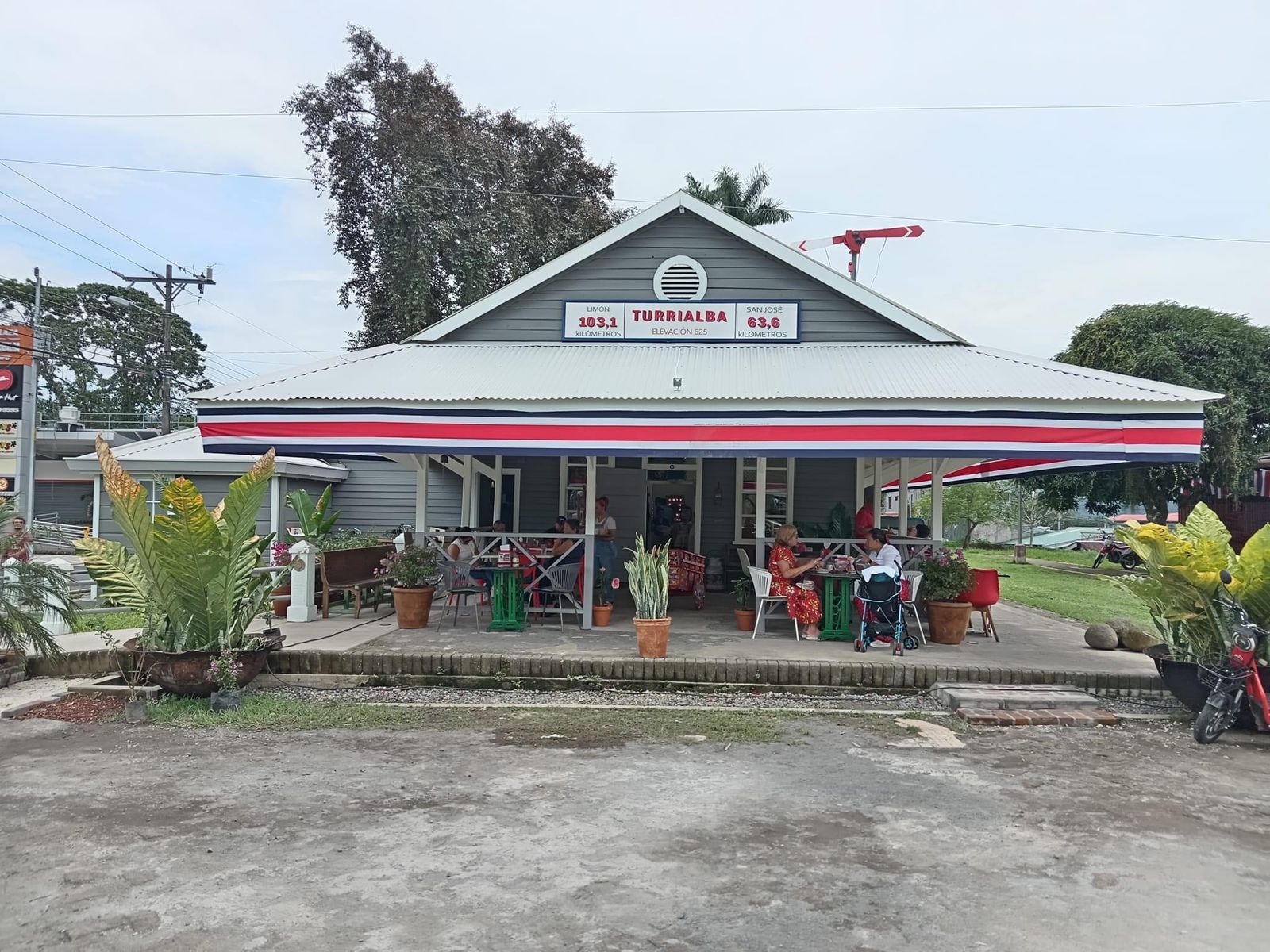 Restaurada Estación de Turrialba abrío sus puertas como cafetería.
